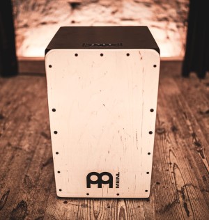 Meinl MPSCAJ Speaker Cajon – cajon z wbudowanymi głośnikami, akumulatorem i odtwarzaniem bezprzewodowym